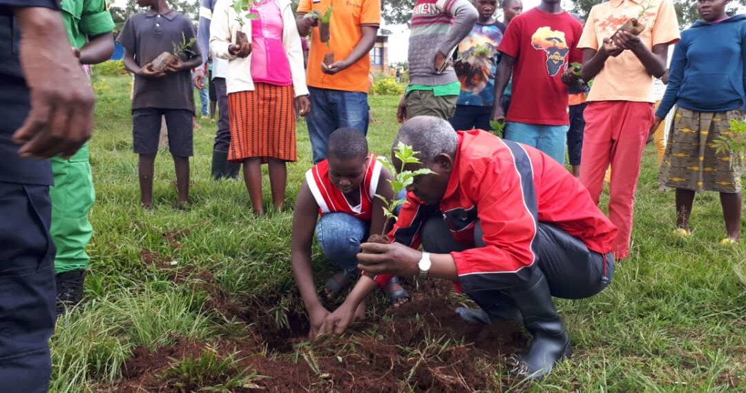 Senateri Habiyakare Franςois n'umwe mu rubyiruko rwiga muri GS Mushikiri bategura aho bagiye gutera igiti(Amafoto: Manishimwe N.)