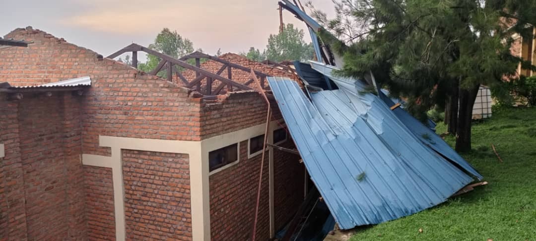 Gatsibo: Ubuyobozi bw’akarere buributsa abubaka kuzirika ibisenge ...