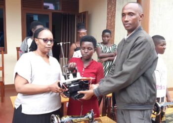 Kayonza: Abangavu 20 batewe inda z’imburagihe bahawe ibikoresho byo kudoda