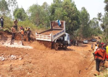 Kirehe: Abatuye Kigarama basabye uruhare rw’abikorera mu isanwa ry’umuhanda wangiritse