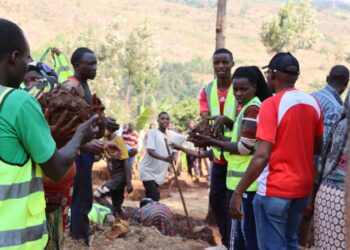 Kirehe: Binyuze mu muganda, urubyiruko rwatangiye kubakira utishoboye