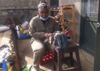 Biravamwijuru, umukobwa udoda inkweto akabasha kwiyishyurira kaminuza 