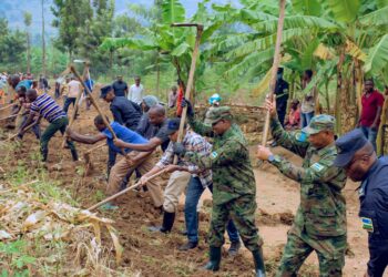 Nyagatare: Hatunganyijwe umuhanda wa kirometero ebyiri mu muganda