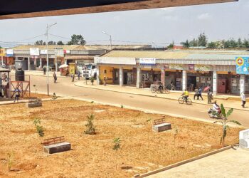 Rwamagana: Abacururiza mu maduka yegereye isoko bahawe igihe ntarengwa cyo kuba bayavuyemo
