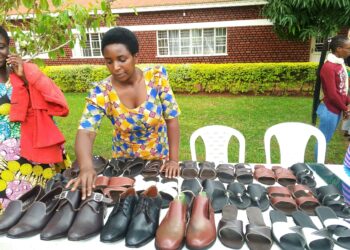 Mukundwa, umugore utanga ubuhamya bw’uko kudoda inkweto byamuteje imbere