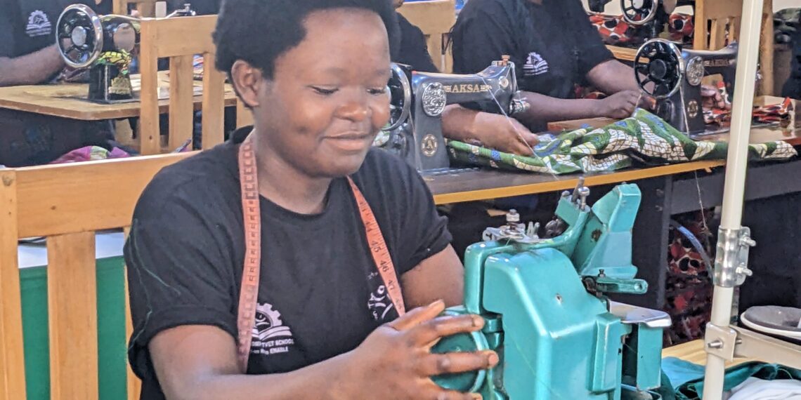 Urubyiruko rwize ubudozi mu kigo cya SACCA TVET Complex School i Kayonza