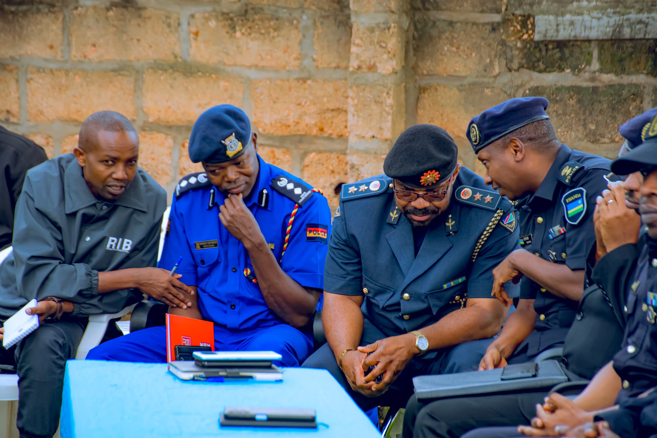 Ba Ofisiye biga mu Ishuri rikuru rya Polisi basuye Akarere ka Ngoma ...