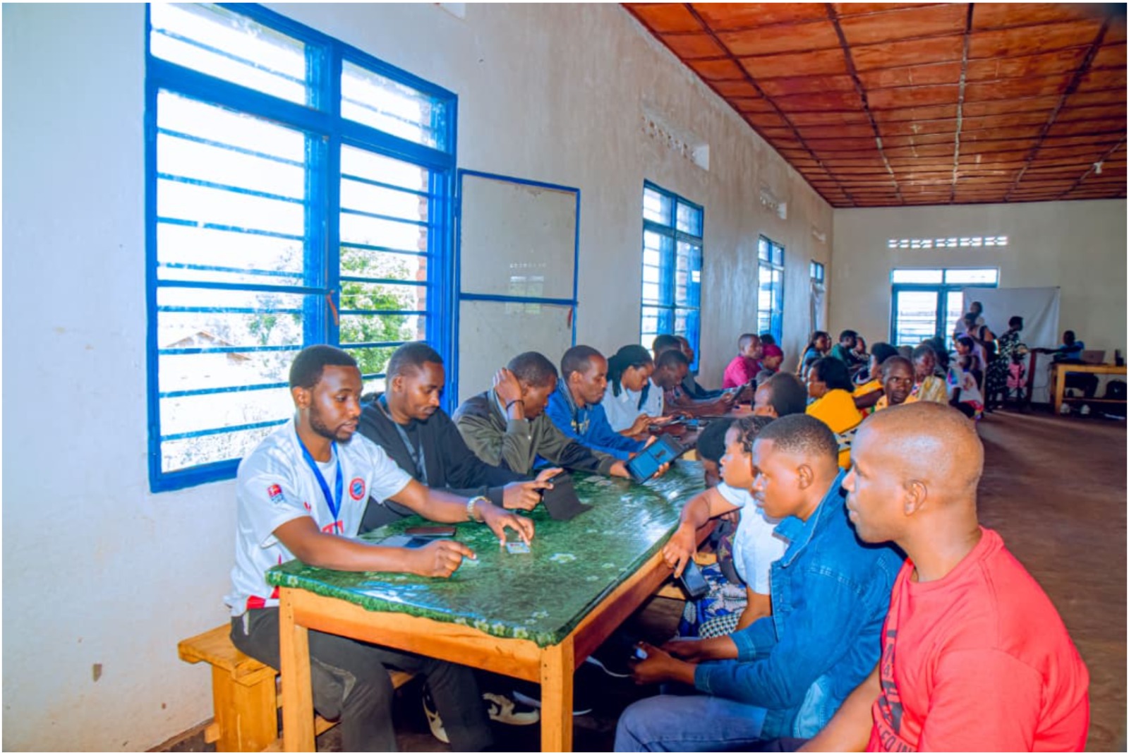 Kwifotoza ngo abaturage bazabone Indangamuntu koranabuhanga byatangiye ...