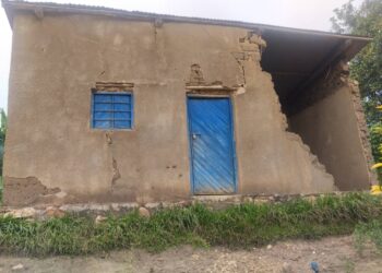 Nyirabunani w’i Nyagihanga uba mu nzu yasenyutse igice kimwe agiye kubakirwa