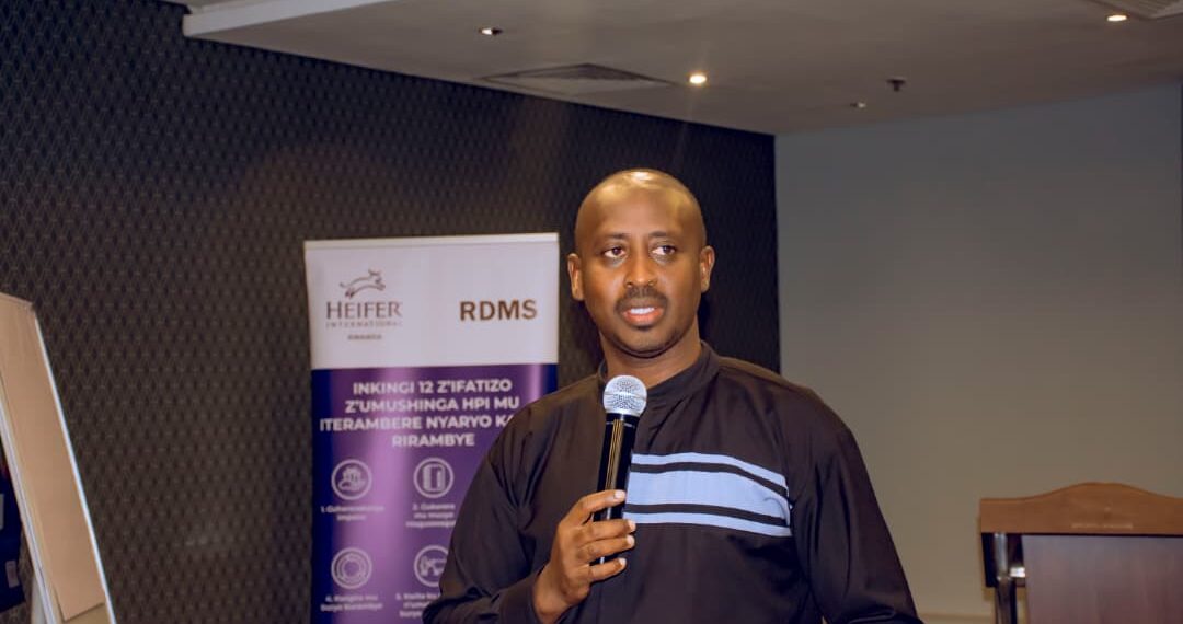 Umuyobozi w'Akarere ka Nyagatare wungirije ushinzwe iterambere ry'ubukungu Matsiko Gonzague yasabye aborozi kwita ku guhunika ubwatsi bwajya bwifashishwa mu gihe cy'izuba