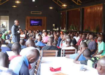 Mugaragaze impinduka nziza mu miryango yanyu mugiyemo-Meya Mbonyumuvunyi ambwira urubyiruko ruvuye Iwawa 