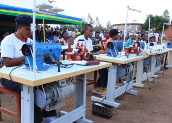 Bugesera: Amatsinda y’urubyiruko rukora ubudozi yahawe imashini ku munsi mpuzamahanga warwo