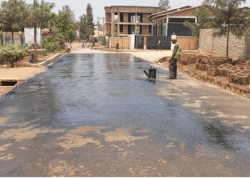 Abaturage 18 bishyize hamwe biyubakira umuhanda wa kaburimbo i Kayonza