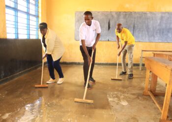 Bugesera: Urubyiruko rwakoze umuganda wo gusukura amashuri mbere y’uko atangira