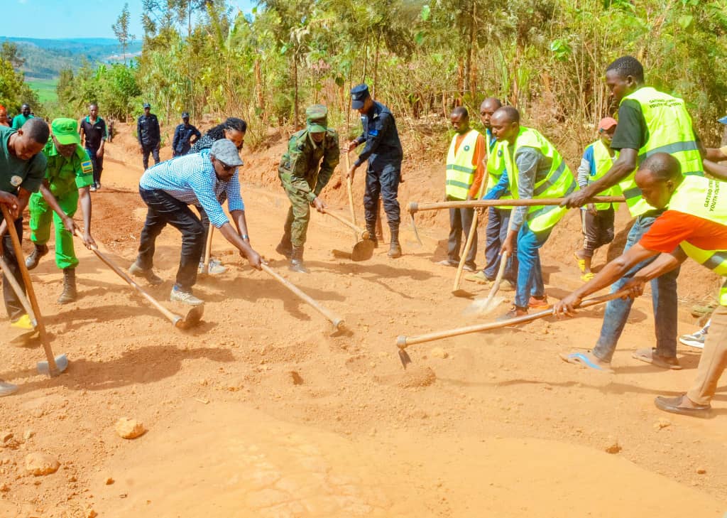 Mu gikorwa cy'umuganda, Meya Gasana ari kumwe n'Abayobozi bandukanye ndetse n'Inzego z'umutekano mu byiciro bitandukanye