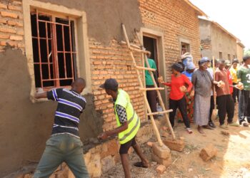 Bugesera: Umuganda w’urubyiruko wibanze ku kubakira inzu abaturage batishoboye