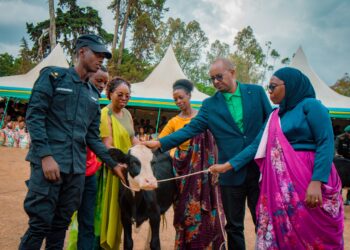 Ngoma: Abagore bo mu cyaro borojwe inka banaremerwa ibikoresho bitandukanye